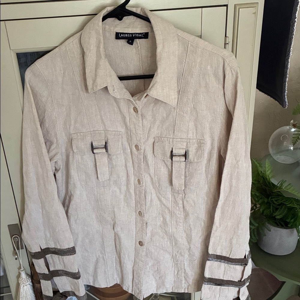 Lauren Vidal w Beige Button-Front Linen Shirt